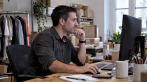Specialist reviewing an ecommerce campaign learning period