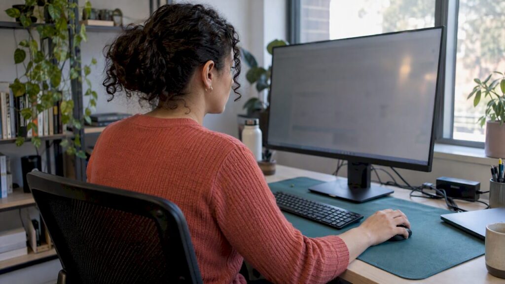 Analyst comparing branded and nonbrand keyword performance