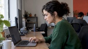 Marketer adjusting an ecommerce ad set